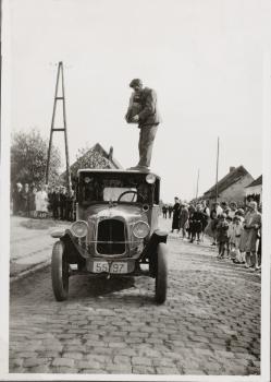 1930: Abel Claerhout fotograferend met Mentor op Citroën B2 (bouwjaar 1921)
