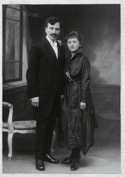 1921 - Huwelijksfoto van Maurice Mesure, kapper, en Francine De Buck, modiste