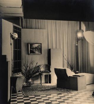 1983:  Studio-set